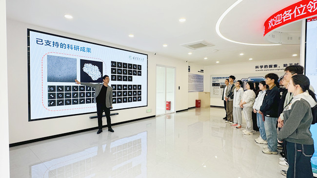 曹海雷为师生讲解冷冻电镜.jpg 曹海雷为师生讲解冷冻电镜.jpg