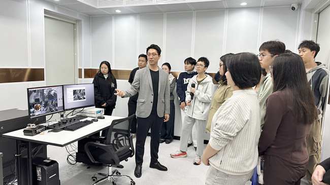 师生参观冷冻电镜工作室.jpg 师生参观冷冻电镜工作室.jpg