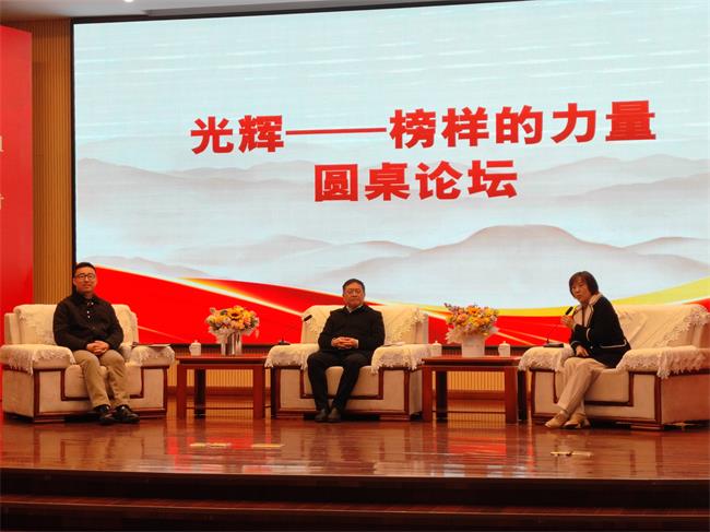 圆桌论坛互动中.jpg 圆桌论坛互动中.jpg