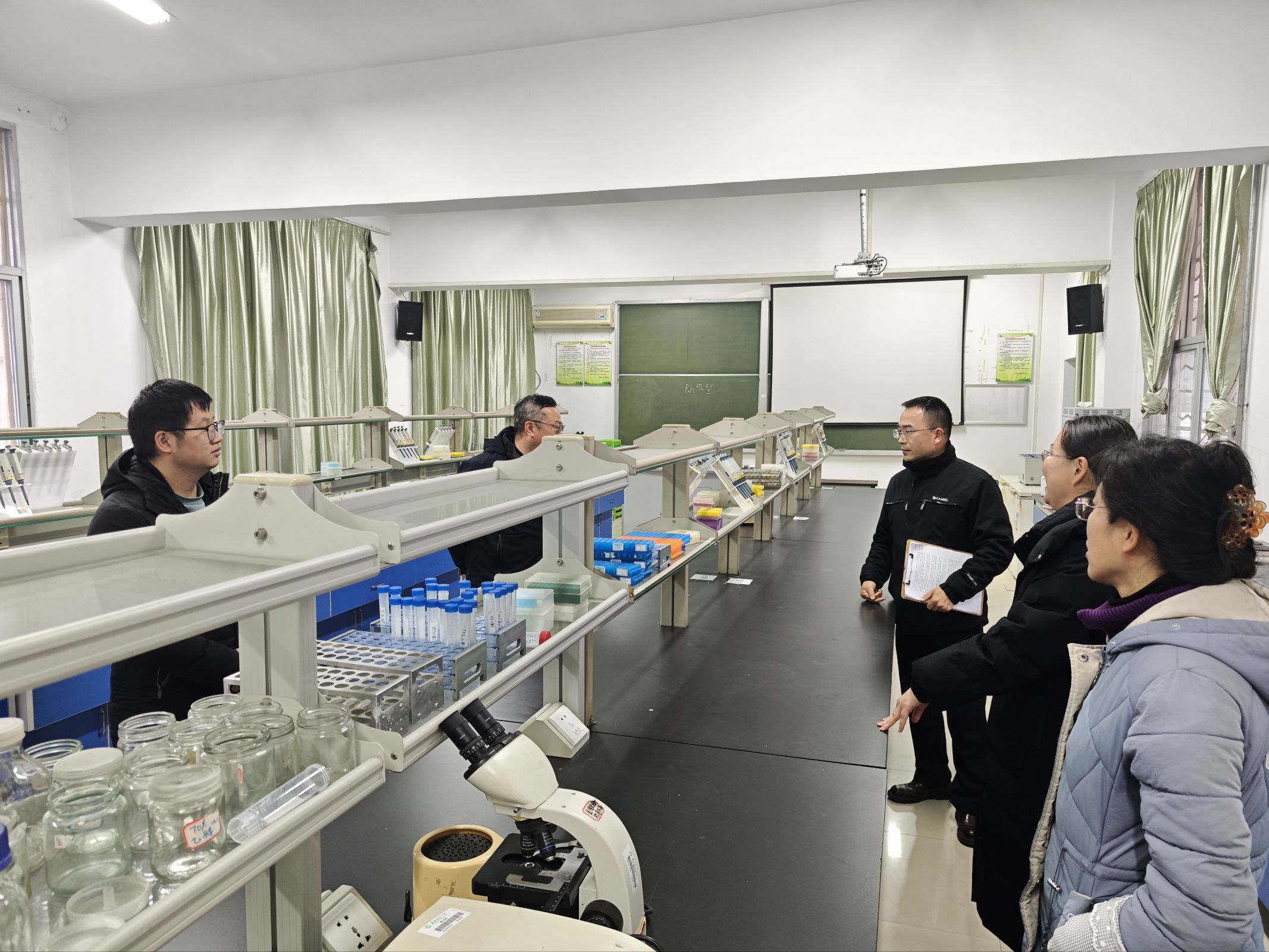 吴仁烨副院长排查教学实验室安全.jpg