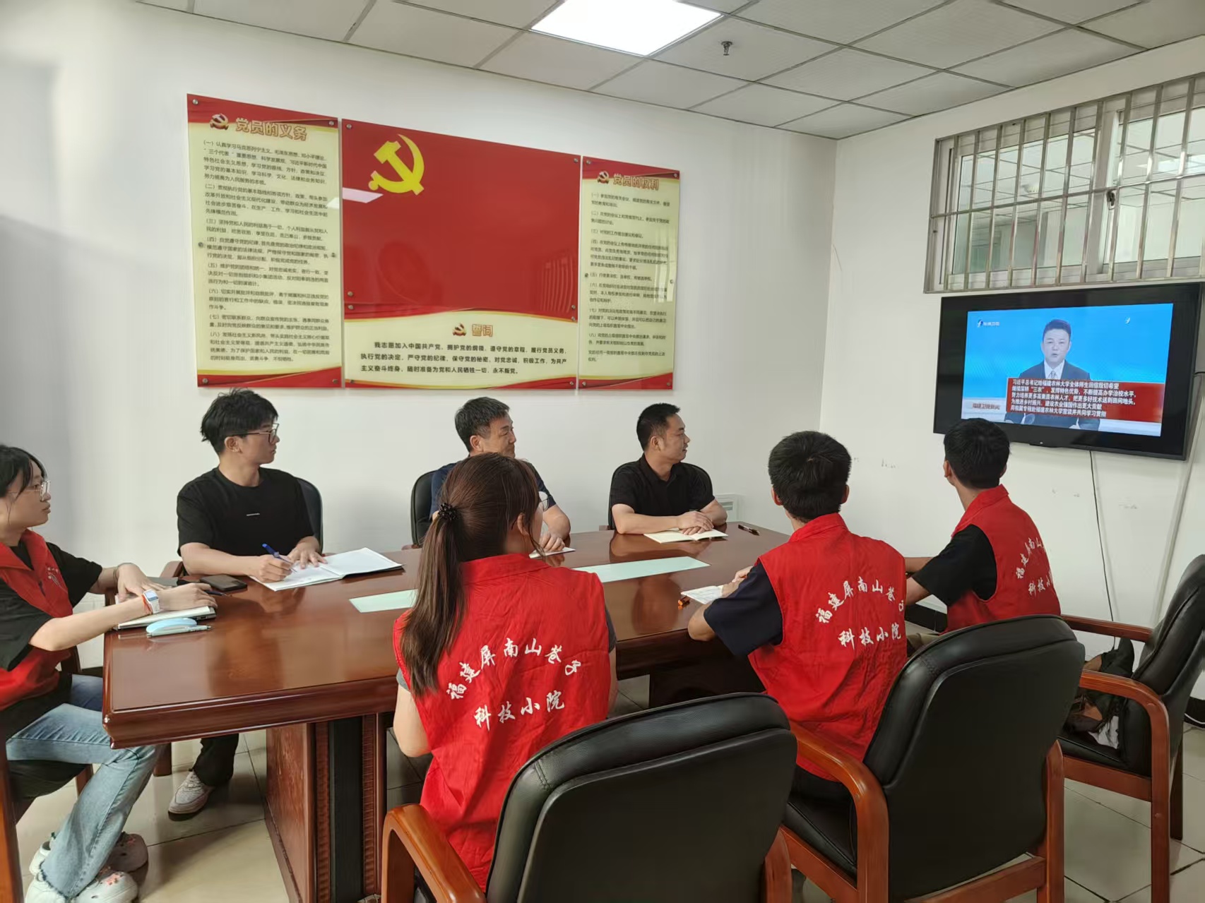 科技小院师生观看东南卫视报道_看图王.jpg