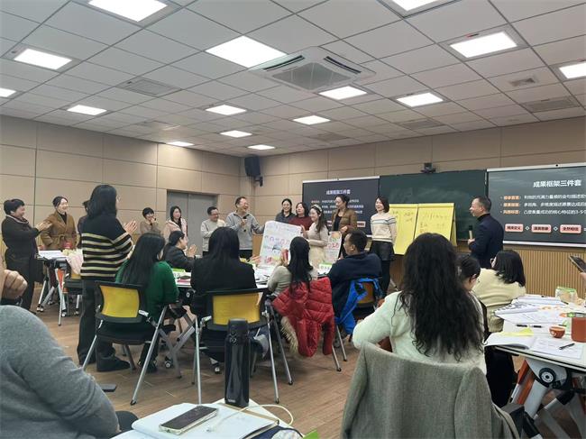 小组汇报现场3.jpg 小组汇报现场3.jpg