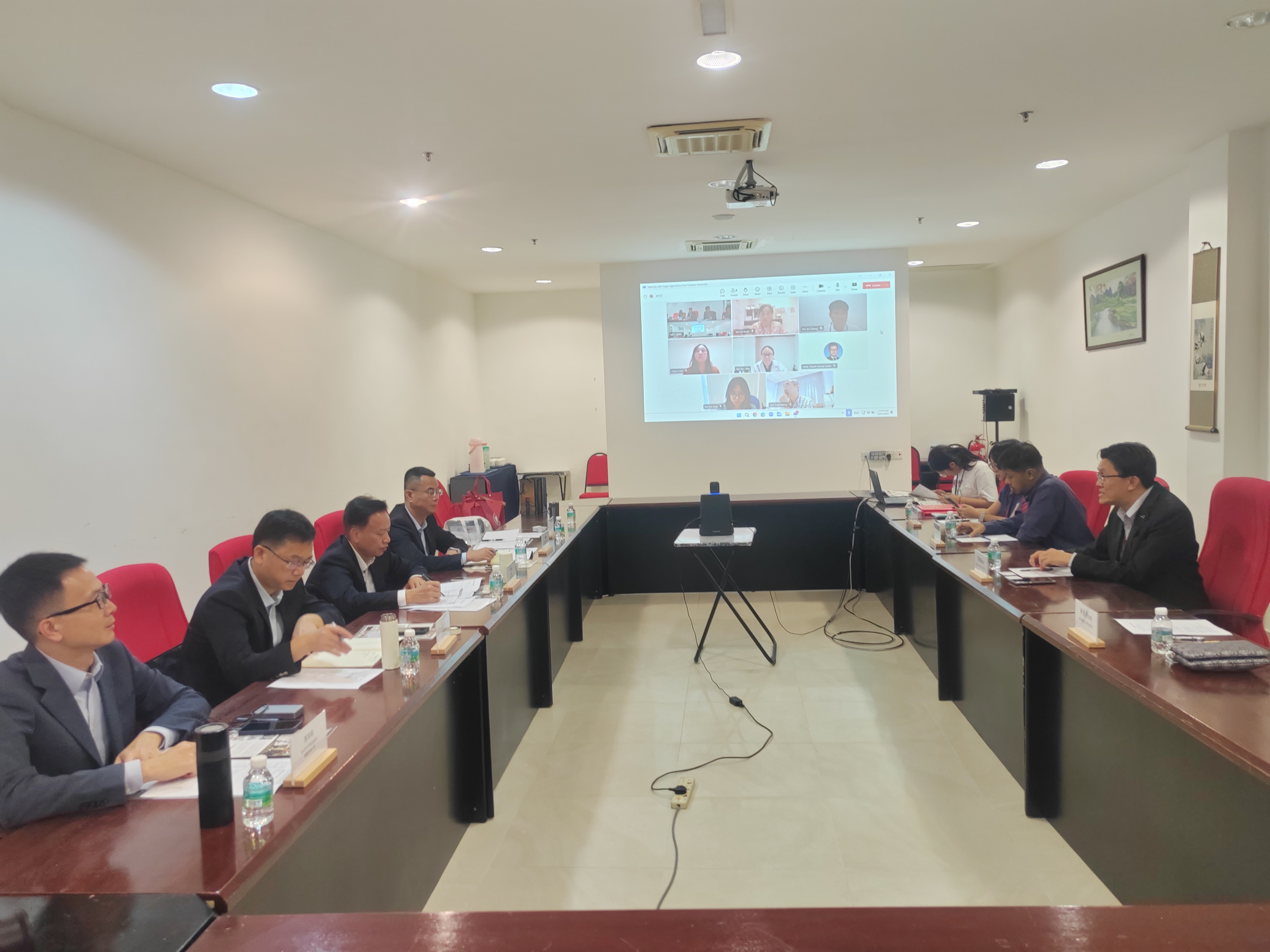 与拉曼大学副校长倪慕敏及该校相关院系代表开展线上与线下结合座谈.jpg